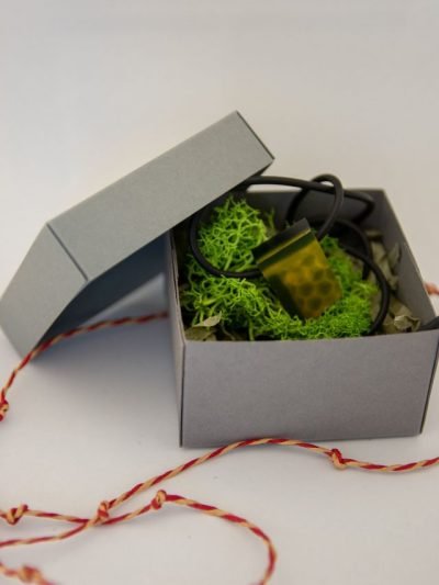 Black pendant with a thicker honeycomb cord