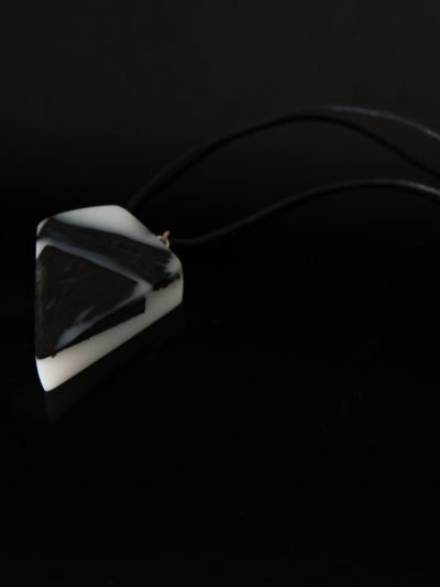 Epoxy resin neck pendant | black secret