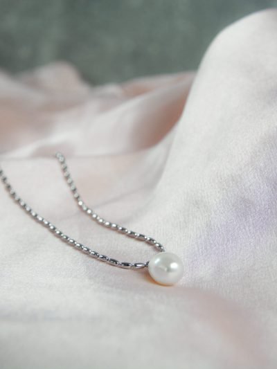 Stainless steel neck pendant | Pearl silver